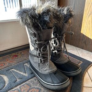 Sorel Gray and Black Winter Boots with Faux Fur